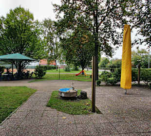 Garten mit Kinderspielplatz