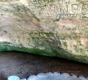 Ein Meer von Fels-Eingravierungen von Besuchern