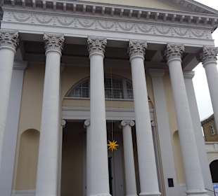 Rund um die Pyramide