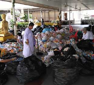 Spenden für die Armen werden sortiert