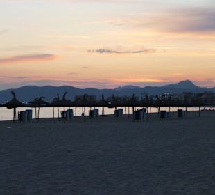 Der Strand in der Dämmerung