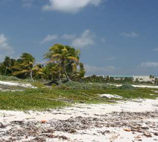 Strand ca. 15 Minuten zu Fuß, rechts vom Hotel