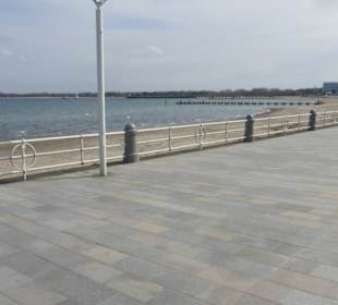 Bummel entlang der Strandpromenade von Travemünde