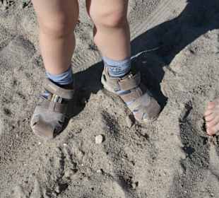 "Naturstrand" im Dorfhotel schadet Kinderschuhen
