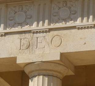 Inschrift über den Säulen