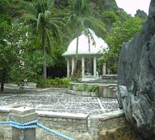 Ankunft auf der Insel mit dem Heiligenschrein