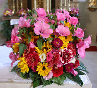 Blumenscmuck am Altar