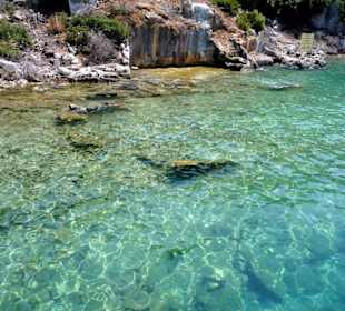 Ruinen über und unter Wasser.
