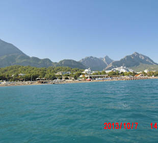 Mit Boot am Strand entlang