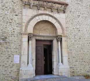 Das wertvolle Marmorportal der Kirche