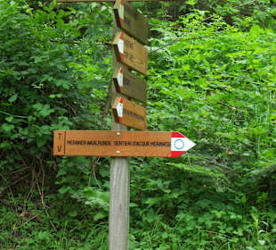 Hinweistafeln an einer Weggabelung