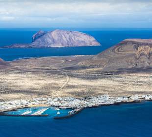 Blick auf den Hafen von La Graciosa