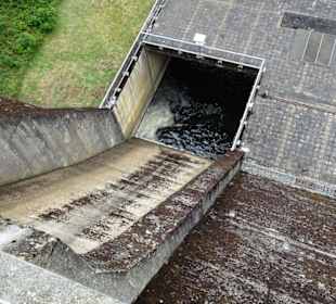 Überlauf der Staumauer