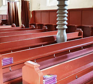 Sitzreihen in der Kirche