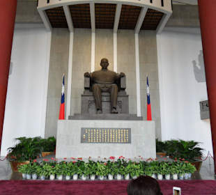 Posąg Sun Yat-sena w sali głównej