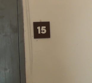 Erste Geschoss - Diele mit Familienporträts