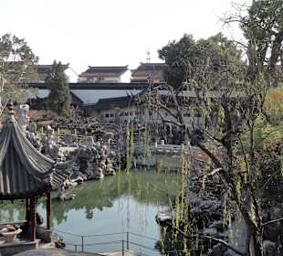 Вид на озеро в саду Львиная Роща