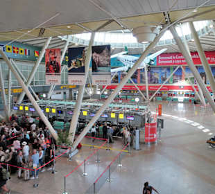 In der Schalterhalle vor dem Sicherheitsbereich