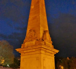Der Erthal-Obelisk auf dem Domplatz von Erfurt