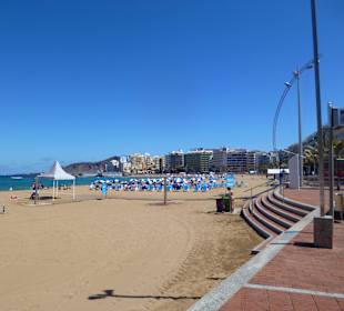 Weitläufiger Strand mit Promenade