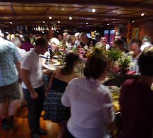 Menschengedränge am Buffet