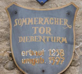 Schild am Oberen Tor, Diebesturm, Sommeracher Turm