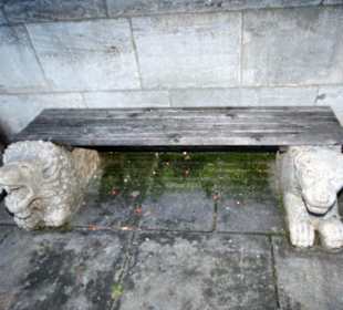 Löwenbank an der Außenseite