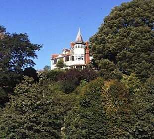 Ein imposantes Wohnhaus am Ufer