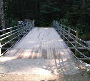 Über die  Brücke zum Wasserfall