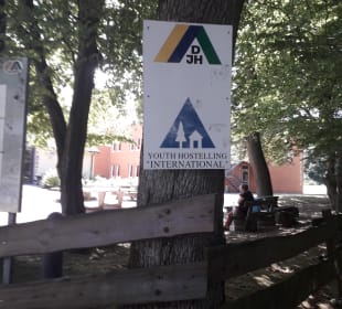 Schild vor der Jugendherberge DJH Jugendherberge Detmold