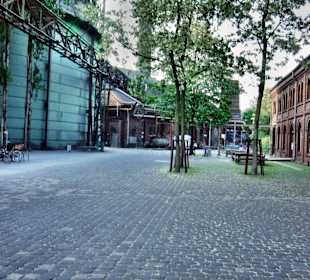 Links ehemaliger Gas-Speicher jetzt Tauchrevier