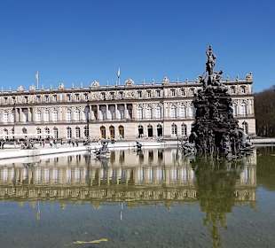 Schloss mit Brunnen rechts