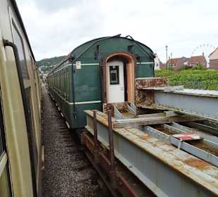 Viele alte Wagen am Streckenrand