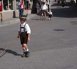 Fesch gekleideter Jüngling