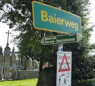 Hinweisschild mit Denkmal