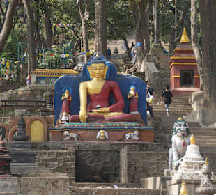Blick zum Aufstieg zur Stupa