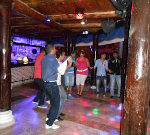 Hier Tanzt das Personal mit