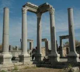 Säulen an der Agora in Perge