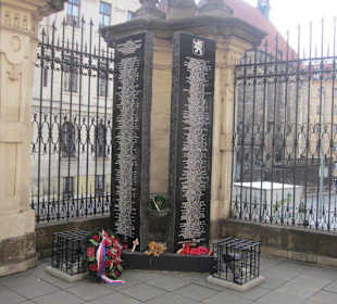 Vor der Kirche