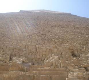Direkt unter der Pyramide