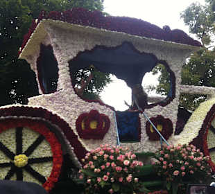 Die Blumenkutsche mit der Königin