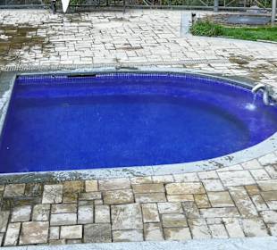 Kleiner Pool mit Heisswasser