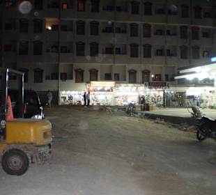 Einkaufsstrasse vor dem Hotel