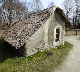 Lehmhütten auf dem Außengelände