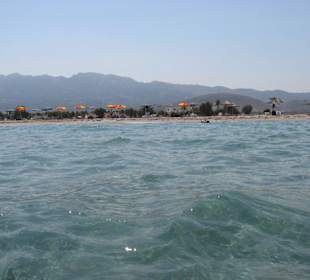 Blick auf den Strand vom Wasser aus