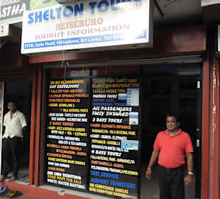 Shelton (in rot) vor seinem Reiseüro