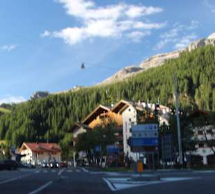 Straßenabzweig zum Grödner Joch