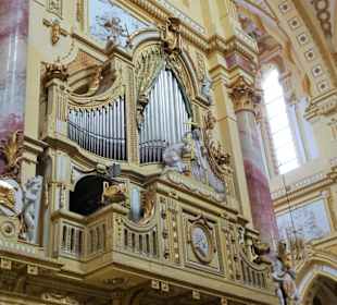 Orgel im Langhaus der Abteikirche