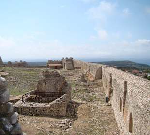 Der Vorhof der Festung mit den Wehrmauern
