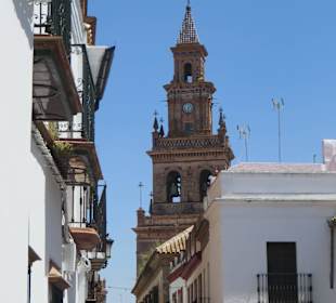 Die Kirchen überragen den Ort